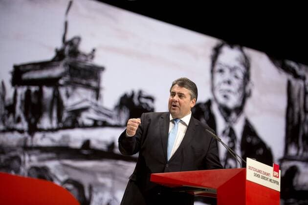 Sigmar Gabriel, Parteitag DEU, Deutschland, Germany, Berlin, 12.12.2015 Rede von Sigmar Gabriel, Vorsitzender der SPD, vor einem Bild mit Willy Brandt zum Abschluss auf dem Parteitag der SPD unter dem Motto Deutschlands Zukunft Sicher Gerecht Weltoffen in Berlin. Sigmar Gabriel, leader of the SPD, German Vice Chancellor and Economy and Energy Minister, at the final end in front of a picture of Willy Brandt of the SPD annual federal party congress in Berlin.