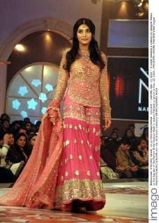 (151213) -- LAHORE, Dec. 13, 2015 -- A model presents a creation by designer Nabila on the last day of the Fashion Bridal Couture Week in eastern Pakistan s Lahore on Dec. 13, 2015. ) PAKISTAN-LAHORE-FASHION WEEK Sajjad 