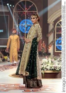 (151213) -- LAHORE, Dec. 13, 2015 -- A model presents a creation by designer Asalan Iqbal on the last day of the Fashion Bridal Couture Week in eastern Pakistan s Lahore on Dec. 13, 2015. Jamil Ahmed) PAKISTAN-LAHORE-BRIDAL COUTURE WEEK JmailxAhmed 