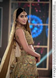 (151213) -- LAHORE, Dec. 13, 2015 -- A model presents a creation by designer Asalan Iqbal on the last day of the Fashion Bridal Couture Week in eastern Pakistan s Lahore on Dec. 13, 2015. Jamil Ahmed) PAKISTAN-LAHORE-BRIDAL COUTURE WEEK JmailxAhmed 