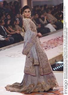 Dec. 13, 2015 - Lahore, Punjab, Pakistan - Pakistani model presents the creation of the famous designer Erum Khan the last day of Telenor Fashion Bridal Couture Week in Lahore. Lahore Pakistan - ZUMAp133