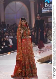 Dec. 13, 2015 - Lahore, Punjab, Pakistan - Pakistani model presents the creation of the famous designer Arsalan Iqbal the last day of Telenor Fashion Bridal Couture Week in Lahore. Lahore Pakistan - ZUMAp133