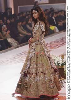 Dec. 13, 2015 - Lahore, Punjab, Pakistan - Pakistani model presents the creation of the famous designer Erum Khan the last day of Telenor Fashion Bridal Couture Week in Lahore. Lahore Pakistan - ZUMAp133