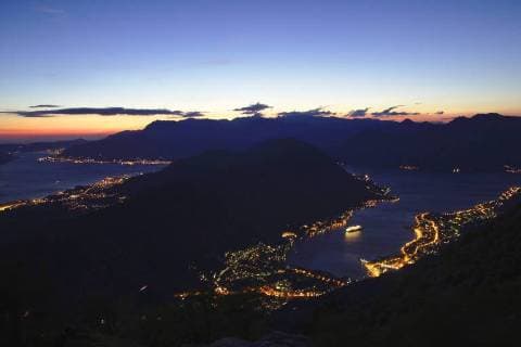 Bucht von Kotor von der Lovcen-Passstrasse in der Daemmerung, Montenegro view from Lovcen pass to the Bay of Kotor in the evenig, Montenegro BLWS412351 Copyright: xblickwinkel F.xNeukirchenx