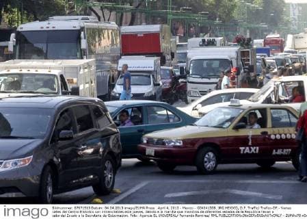 April 4, 2013 - Mexico - G04041308. JPG.MEXICO, D.F. Traffic Trafico-DF.- Varias calles del Centro Historico son intransitables este jueves, debido a la marcha que maestros de diferentes estados de la Republica llevan a cabo del Zocalo a la Secretaria de Gobernacion. Foto: Agencia EL UNIVERSAL Fernando Ramirez RML  - ZUMAu78