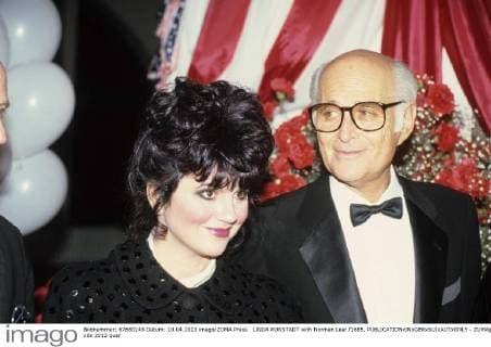 LINDA RONSTADT with Norman Lear.f1685. - ZUMAg49