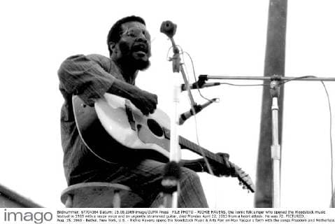 FILE PHOTO - RICHIE HAVENS, the iconic folk singer who opened the Woodstock music festival in 1969 with a raspy voice and an urgently strummed guitar, died Monday April 22, 2013 from a heart attack. He was 72. PICTURED: Aug. 15, 1969 - Bethel, New York, U.S. - Richie Havens opens the Woodstock Music & Arts Fair on Max Yasgur s farm with the songs Freedom and Motherless Child. - ZUMAg49