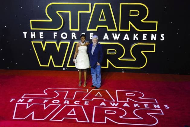 George Lucas mit Gattin Mellody Hobson bei der Europapremiere des Kinofilms Star Wars: The Force Awakens Star Wars: Das Erwachen der Macht am Leicester Square. London, 16.12.2015 Foto:xJ.xSpicerx xFuturexImage