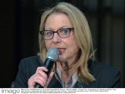 151217 wpBerlin : Cornelia Yzer präsentierte das Skelett des 66 Mio. Jahre alten Sauriers