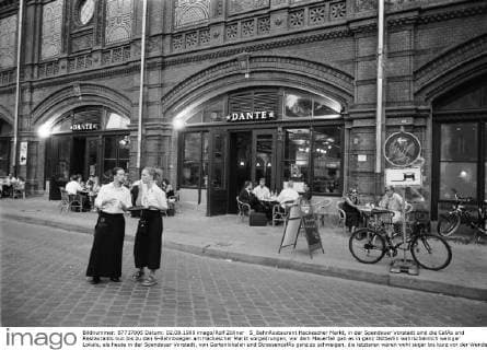 S_BahnRestaurant Hackescher Markt, in der Spandauer Vorstadt sind die CafŽs und Restaurants nun bis zu den S-Bahnboegen am Hackescher Markt vorgedrungen, vor dem Mauerfall gab es in ganz Ostberlin wahrscheinlich weniger Lokale, als heute in der Spandauer Vorstadt, von Gartenlokalen und StrassencafŽs ganz zu schweigen, die letzteren waren wohl sogar bis kurz vor der Wende verboten ..., Berlin-Mitte, 02.08.1999;