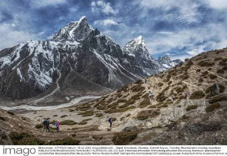 Nepal, Himalayas, Khumbu, Everest Region, Taboche, Mountaineers crossing mountains  ALRF000192