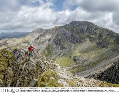 UK, Wales, Cadair Idris, Cyfrwy Arete, woman rock climbing  ALRF000225