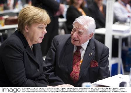 Angela MERKEL, Bundeskanzlerin und CDU-Vorsitzende, im Gespraech mit Christian SCHWARZ-SCHILLING, eheamliger Bundespostminister, CDU-Parteitag 2015 in Karlsruhe vom 13.- 15.12.2015, 14.12.2015.