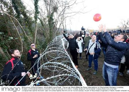 Themen der Woche Bilder des Tages Volleyballspiel am Stacheldraht-Grenzzaun zwischen Kroatien und Slowenien Friendly volleyball match across wire 19.12.2015., Croatia, Dragonja - At the border crossing Brezovica-Lucija held a large protest against Slovenian razor wire called Against the wire and for humane Europe. As part of the protest is organized a friendly friendly volleyball match across wire.  NelxPavletic PIXSELL