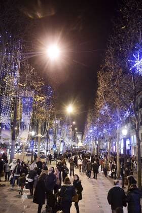 Themen der Woche Bilder des Tages Touristen auf dem weihnachtlich beleuchteten Boulevard Champs Elysees in Paris, Frankreich - 19 12 2015 JBAutissier Panoramic 
