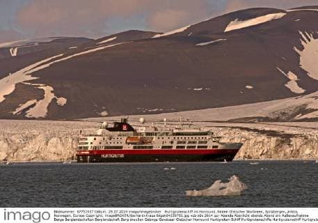 Hurtigrutenschiff im Hornsund, hinten Gletscher Storbreen, Spitzbergen, Arktis, Norwegen, Europa Copyright: imageBROKER/GerhardxKraus iblgek04250702.jpg