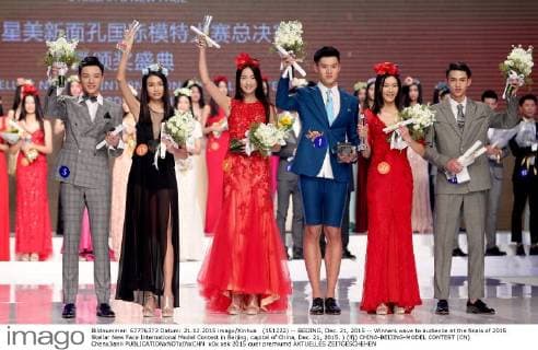 (151222) -- BEIJING, Dec. 21, 2015 -- Winners wave to audience at the finals of 2015 Stellar New Face International Model Contest in Beijing, capital of China, Dec. 21, 2015. ) (lfj) CHINA-BEIJING-MODEL CONTEST (CN) ChenxJianli 