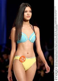 (151222) -- BEIJING, Dec. 21, 2015 -- A contestant takes part in the finals of 2015 Stellar New Face International Model Contest in Beijing, capital of China, Dec. 21, 2015. ) (lfj) CHINA-BEIJING-MODEL CONTEST (CN) ChenxJianli 