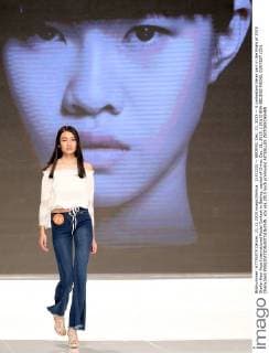 (151222) -- BEIJING, Dec. 21, 2015 -- A contestant takes part in the finals of 2015 Stellar New Face International Model Contest in Beijing, capital of China, Dec. 21, 2015. ) (lfj) CHINA-BEIJING-MODEL CONTEST (CN) ChenxJianli 