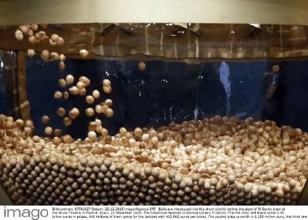 Balls are introduced into the drum shortly before the start of El Gordo draw at the Royal Theatre in Madrid, Spain, 22 December 2015. The traditional Spanish Christmas Lottery El Gordo (The Fat One) will share some 2.24 billion euros in prizes, 640 millions of them going for the Jackpot with 400,000 euros per ticket. The second prize is worth in 1.250 million euro, the third one is worth 50,000 euro, the fourth one 200,000 euro and the fifth one 60,000 euro. EFE Juan Carlos Hidalgo EL GORDO LOTTERY !ACHTUNG: NUR REDAKTIONELLE NUTZUNG!  GRA004