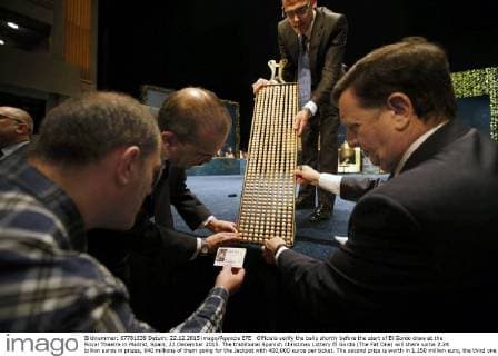 Officials verify the balls shortly before the start of El Gordo draw at the Royal Theatre in Madrid, Spain, 22 December 2015. The traditional Spanish Christmas Lottery El Gordo (The Fat One) will share some 2.24 billion euros in prizes, 640 millions of them going for the Jackpot with 400,000 euros per ticket. The second prize is worth in 1.250 million euro, the third one is worth 50,000 euro, the fourth one 200,000 euro and the fifth one 60,000 euro. EFE Juan Carlos Hidalgo EL GORDO LOTTERY !ACHTUNG: NUR REDAKTIONELLE NUTZUNG! 