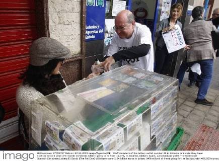 Staff members of the lottery outlet number 26 in Alicante celebrate they have sold the second prize of El Gordo Christmas lottery going to number 12.775, in Alicante, eastern Spain, 22 December 2015. The traditional Spanish Christmas Lottery El Gordo (The Fat One) will share some 2.24 billion euros in prizes, 640 millions of them going for the Jackpot with 400,000 euros per ticket. The second prize is worth in 1.250 million euro, the third one is worth 50,000 euro, the fourth one 200,000 euro and the fifth one 60,000 euro. EFE MORELL SECOND PRIZE OF EL GORDO LOTTERY CELEBRATIONS !ACHTUNG: NUR REDAKTIONELLE NUTZUNG! 