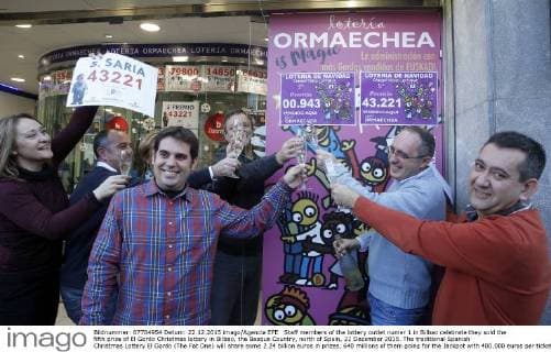 Staff members of the lottery outlet numer 1 in Bilbao celebrate they sold the fifth prize of El Gordo Christmas lottery in Bilbao, the Basque Country, north of Spain, 22 December 2015. The traditional Spanish Christmas Lottery El Gordo (The Fat One) will share some 2.24 billion euros in prizes, 640 millions of them going for the Jackpot with 400,000 euros per ticket. The second prize is worth in 1.250 million euro, the third one is worth 50,000 euro, the fourth one 200,000 euro and the fifth one 60,000 euro. EFE Luis Tejido EL GORDO CELEBRATIONS !ACHTUNG: NUR REDAKTIONELLE NUTZUNG!  GRA065