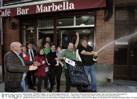 The owners of the Marbella bar Eva Hevia (3-R) and Jose Carlos Rodriguez (R) celebrate the fifth prize of El Gordo Christmas lottery in Oviedo, northern Spain, 22 December 2015. The traditional Spanish Christmas Lottery El Gordo (The Fat One) will share some 2.24 billion euros in prizes, 640 millions of them going for the Jackpot with 400,000 euros per ticket. The second prize is worth in 1.250 million euro, the third one is worth 50,000 euro, the fourth one 200,000 euro and the fifth one 60,000 euro. EFE Alberto Morante FIFTH PRIZE CELEBRATIONS !ACHTUNG: NUR REDAKTIONELLE NUTZUNG!  GRA073