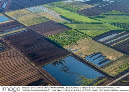 IMAGO Nature: Unsere Erde, Ressourcen, Torf Wiedervernaessung im Dreiecksmoor in der Diepholzer Moorniederung, Luftbild, Deutschland, Niedersachsen, Oldenburger Muensterland Dreiecksmoor in Diepholzer Moorniederung, aerial view, Germany, Lower Saxony, Oldenburger Muensterland BLWS413719 Copyright: xblickwinkel McPHOTO W.xRolfesx