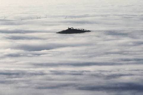 The peak of a mountain and windmills come out through a thick blanket of smog on 23 December 2015, in Pamplona, northern Spain. EFE Jesus Diges FOGGY PAMPLONA !ACHTUNG: NUR REDAKTIONELLE NUTZUNG!  GRA123