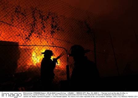 (151226) -- MEXICO CITY, Dec. 25, 2015 () -- Firemen work at the site of a fire, in Mexico City, capital of Mexico, on Dec. 25, 2015. Mexico City authorities reported Friday a severe fire near the wholesale market known as Central de Abasto (Central of Supply) in the Mexican capital. No victims have been reported so far, only property damage. ( Str) (rhj) MEXICO-MEXICO CITY-ACCIDENT-FIRE XINHUA 
