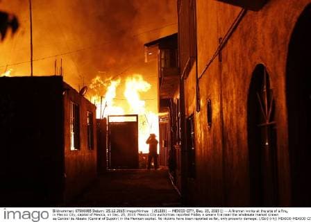 (151226) -- MEXICO CITY, Dec. 25, 2015 () -- A fireman works at the site of a fire, in Mexico City, capital of Mexico, on Dec. 25, 2015. Mexico City authorities reported Friday a severe fire near the wholesale market known as Central de Abasto (Central of Supply) in the Mexican capital. No victims have been reported so far, only property damage. ( Str) (rhj) MEXICO-MEXICO CITY-ACCIDENT-FIRE XINHUA 