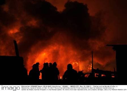 (151226) -- MEXICO CITY, Dec. 25, 2015 () -- Firemen work at the site of a fire, in Mexico City, capital of Mexico, on Dec. 25, 2015. Mexico City authorities reported Friday a severe fire near the wholesale market known as Central de Abasto (Central of Supply) in the Mexican capital. No victims have been reported so far, only property damage. ( Str) (rhj) MEXICO-MEXICO CITY-ACCIDENT-FIRE XINHUA 