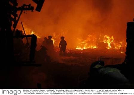 (151226) -- MEXICO CITY, Dec. 25, 2015 () -- Firemen work at the site of a fire, in Mexico City, capital of Mexico, on Dec. 25, 2015. Mexico City authorities reported Friday a severe fire near the wholesale market known as Central de Abasto (Central of Supply) in the Mexican capital. No victims have been reported so far, only property damage. ( Str) (rhj) MEXICO-MEXICO CITY-ACCIDENT-FIRE XINHUA 