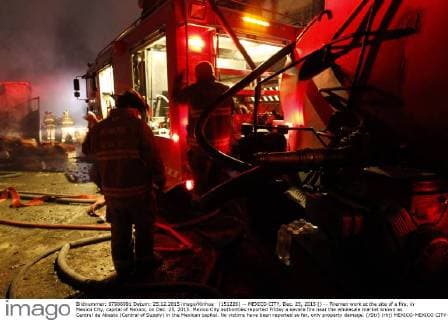(151226) -- MEXICO CITY, Dec. 25, 2015 () -- Firemen work at the site of a fire, in Mexico City, capital of Mexico, on Dec. 25, 2015. Mexico City authorities reported Friday a severe fire near the wholesale market known as Central de Abasto (Central of Supply) in the Mexican capital. No victims have been reported so far, only property damage. ( Str) (rhj) MEXICO-MEXICO CITY-ACCIDENT-FIRE XINHUA 