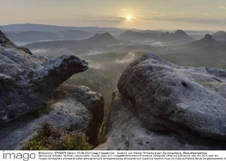 Ausblick vom Kleinen Winterberg zum Sonnenaufgang, Elbsandsteingebirge, Sächsische Schweiz, Sachsen, Deutschland, Europa Copyright: imageBROKER/KevinxPrönnecke ibxkkp04072930.jpg