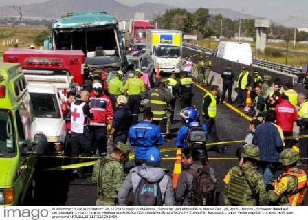 Schwerer Verkehrsunfall in Mexiko Dec. 28, 2015 - Mexico - Schwerer Unfall auf der Autobahn Circuito Exterior Mexiquense  - ZUMAu78_
