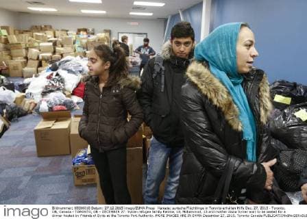 Kanada: syrische Flüchtlinge in Toronto erhalten Hilfe Dec. 27, 2015 - Toronto, ON, Canada - TORONTO, ON - DECEMBER 27: Syrian refugee family Fatima, 10, Mohammad, 13 and mother Aisha Syrian wait to be seated for a dinner hosted by Friends of Syria at the Toronto Port Authority. MORE IMAGES ARE IN EMMA December 27, 2015. Toronto Canada  - ZUMAt14_