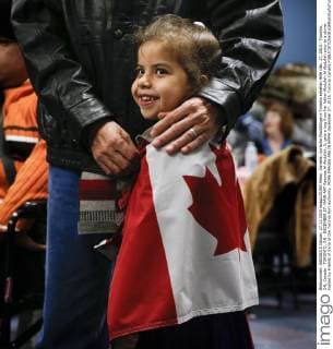 Kanada: syrische Flüchtlinge in Toronto erhalten Hilfe Dec. 27, 2015 - Toronto, ON, Canada - TORONTO, ON - DECEMBER 27: MAIN ART Reemas Al Abdullah, 5, gets a hug from her father Abdullah Al Abdullah prior to a dinner hosted by Friends of Syria at the Toronto Port Authority. MORE IMAGES ARE IN EMMA December 27, 2015. Toronto Canada  - ZUMAt14_