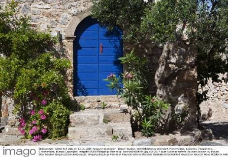 Blaue Haustür, mittelalterliches Wehrdorf, Monemvasia, Lakonien, Peloponnes, Griechenland, Europa Copyright: imageBROKER/WolfgangxWeinhäupl ibxwwe04084994.jpg
