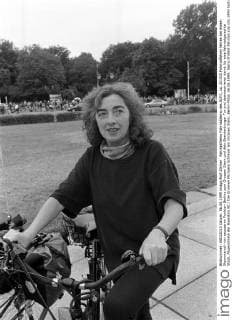 FahrradDemo Fahrraddemo des ADFC, ca. 20 000 Fahrradfahrer fahren bei einem Sternmarsch von aeusseren Punkten Berlins zum Grossen Stern und dem Brandenburger Tor und demonstrieren damit für eine fahrradgerechte Stadt, Abgeordnete der Buendnis 90 Die Gruenen Michaela Schreyer am Grossen Stern, Berlin-Mitte, 06.06.1999;