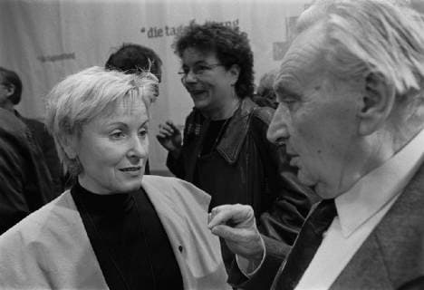 TAZ Podium Podiumsdiskussion der TAZ zum Kosowo - Krieg (20. TAZ - Geburtstag, Tacheles), Egon Bahr SPD (rechts) mit der Chefredakteurin der TAZ Bascha Mika, Berlin-Mitte, 18.04.1999;
