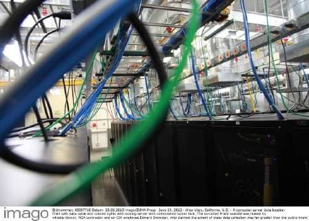 IMAGO History, 250 Jahre USA, Digitales Zeitalter: Entwicklung des Internets und Aufstieg von Silicon Valley June 29, 2013 - Aliso Viejo, California, U.S. - A computer server data location filled with data cable and colored lights with locking server with combination locker lock. The so-called Prism scandal was leaked by whistle-blower, NSA contractor and ex-CIA employee Edward Snowden, who claimed the extent of mass data collection was far greater than the public knew, and included dangerous and criminal activities in law. - ZUMAr19