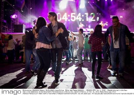 Bilder des Tages (160101) -- MEXICO CITY, Jan. 1, 2015 -- People take part in the New Year s Eve celebration at the Monument of Independence in Mexico City, capital of Mexico, on Dec. 31, 2015. Pedro Mera) (jp) (fnc) MEXICO-MEXICO CITY-NEW YEAR e PedroxMera 