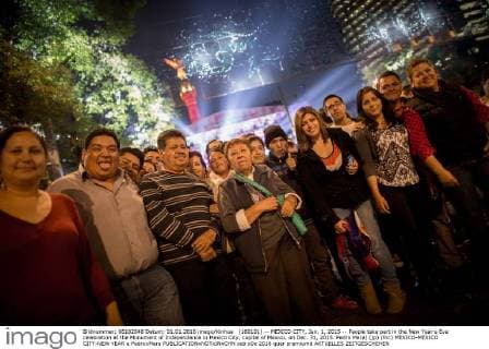 (160101) -- MEXICO CITY, Jan. 1, 2015 -- People take part in the New Year s Eve celebration at the Monument of Independence in Mexico City, capital of Mexico, on Dec. 31, 2015. Pedro Mera) (jp) (fnc) MEXICO-MEXICO CITY-NEW YEAR e PedroxMera 