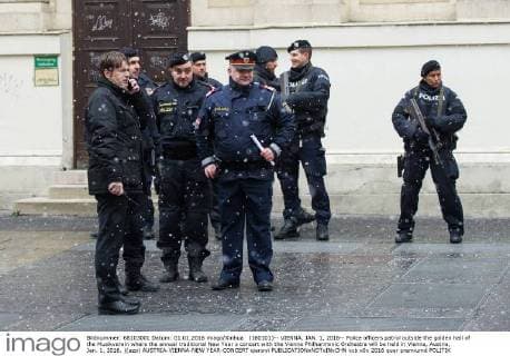 (160101)-- VIENNA, JAN. 1, 2016-- Police officers patrol outside the golden hall of the Musikverein where the annual traditional New Year s concert with the Vienna Philharmonic Orchestra will be held in Vienna, Austria, Jan. 1, 2016. )(azp) AUSTRIA-VIENNA-NEW YEAR-CONCERT qianxyi 