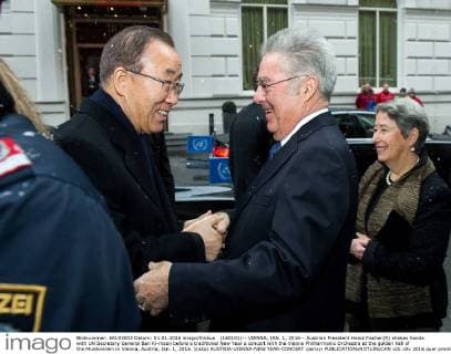 (160101)-- VIENNA, JAN. 1, 2016-- Austrian President Heinz Fischer(R) shakes hands with UN Secretary General Ban Ki-moon before a traditional New Year s concert with the Vienna Philharmonic Orchestra at the golden hall of the Musikverein in Vienna, Austria, Jan. 1, 2016. )(azp) AUSTRIA-VIENNA-NEW YEAR-CONCERT qianxyi 