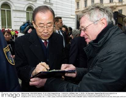 (160101)-- VIENNA, JAN. 1, 2015-- UN Secretary General Ban Ki-moon signs for an Austrian citizen as he arrives for a the traditional New Year s concert with the Vienna Philharmonic Orchestra at the golden hall of the Musikverein in Vienna, Austria, Jan. 1, 2016. )(azp) AUSTRIA-VIENNA-NEW YEAR-CONCERT qianxyi 