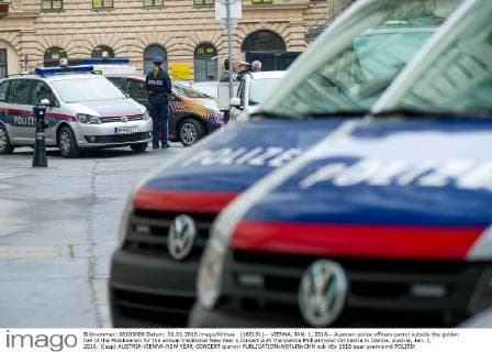 (160101)-- VIENNA, JAN. 1, 2016-- Austrian police officers patrol outside the golden hall of the Musikverein for the annual traditional New Year s concert with the Vienna Philharmonic Orchestra in Vienna, Austria, Jan. 1, 2016. )(azp) AUSTRIA-VIENNA-NEW YEAR-CONCERT qianxyi 