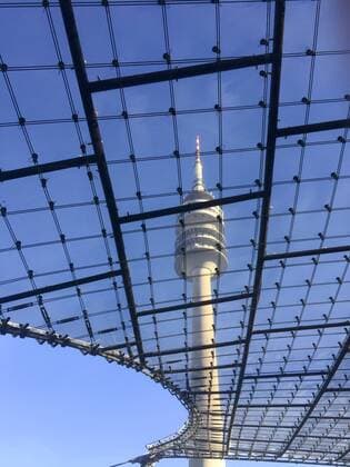Architektur von Frei Otto Olympiaturm am Olympiasee Olympiaturm in München, gesehen durch die Zeltdachkonstruktion von Frei Otto, 28.12.2015,